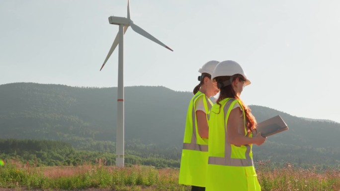 两位妇女专家在可再生能源发电方面的工作是有效的环境和商业方法的例子。保护环境，阻止全球变暖，保护气候