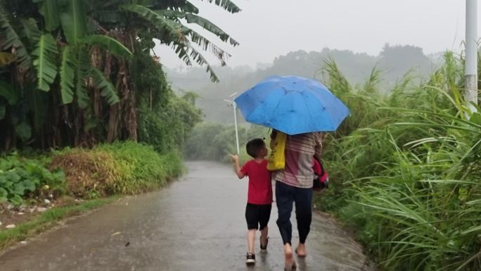 奶奶送学生上学爸爸送妈妈雨中行走的小孩