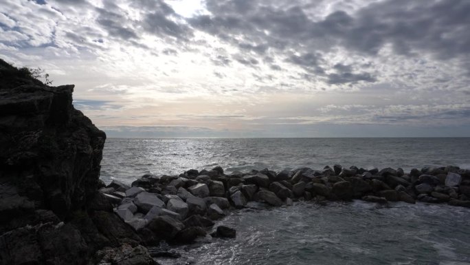 美丽的日落海景从五渔村意大利著名的悬崖镇Riomaggiore 4k