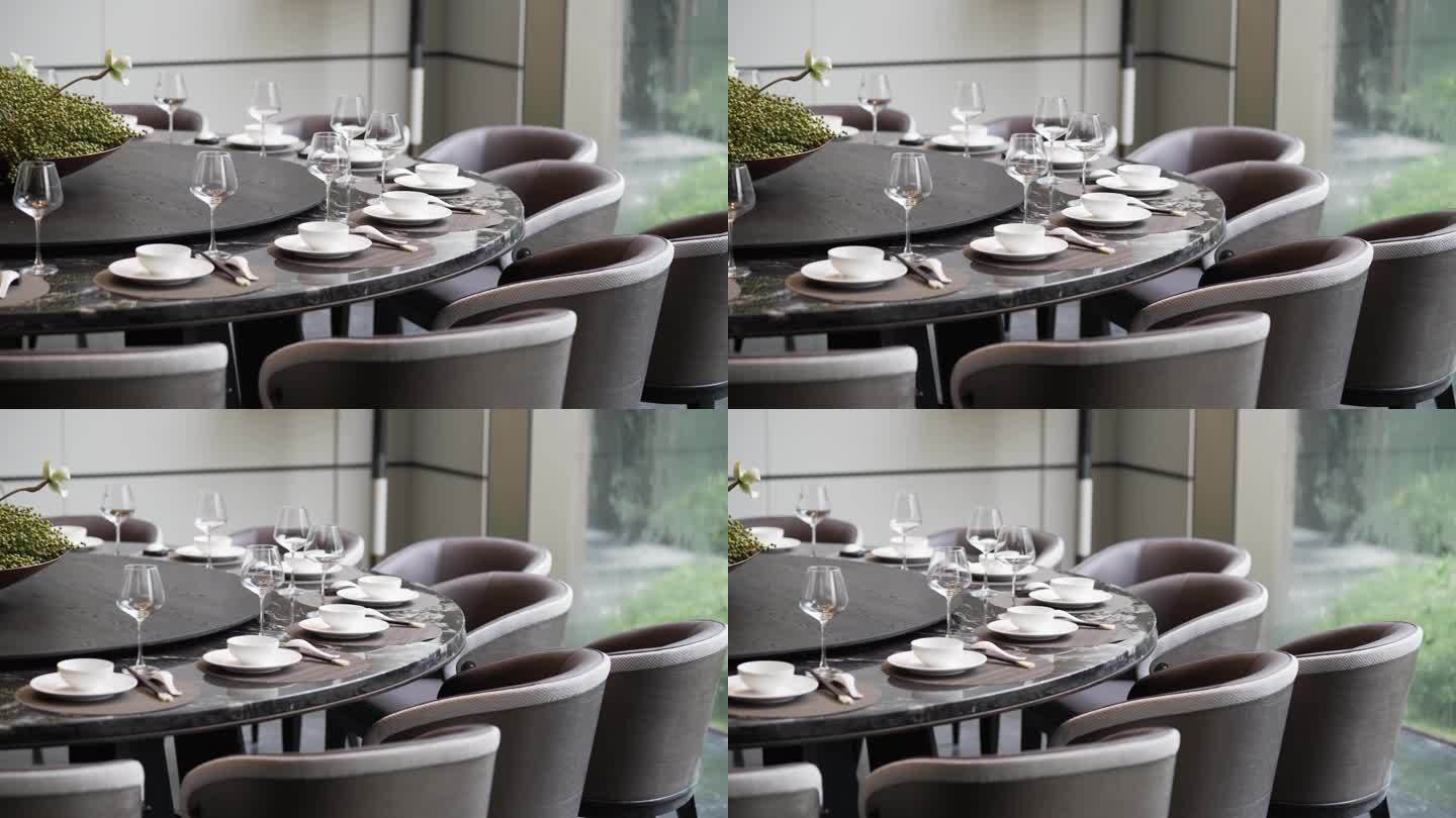 新中式餐厅内餐桌大圆桌和餐具
