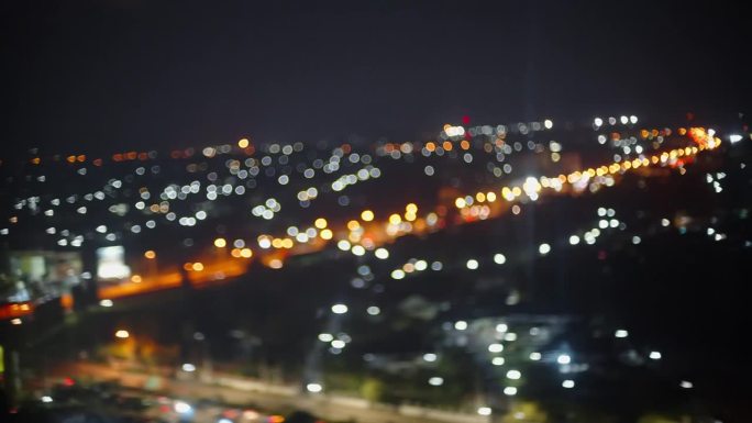 从飞机乘客视角拍摄的未知城市散焦夜景