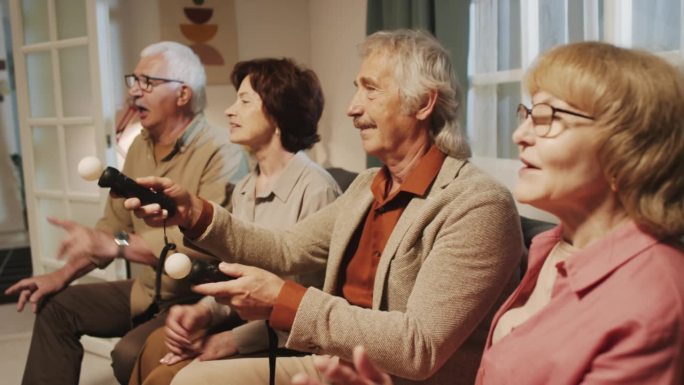 老年人支持朋友在家庭聚会上玩电子游戏