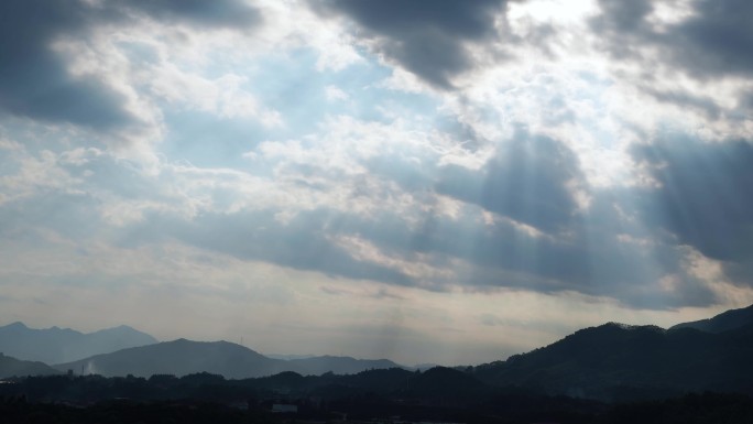 天空延时山峰阳光穿过云朵上帝之光丁达尔光