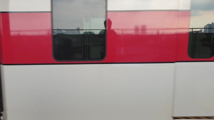 红白日本火车到达站台慢动作视频特写