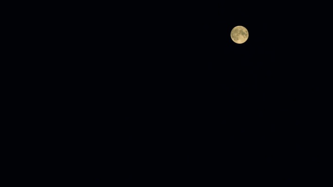 夜晚的满月。神秘的仙境场景。表面细节可见。间隔拍摄。