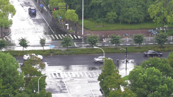 下雨天的街道马路