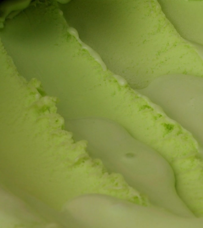 一勺冰淇淋绿茶。