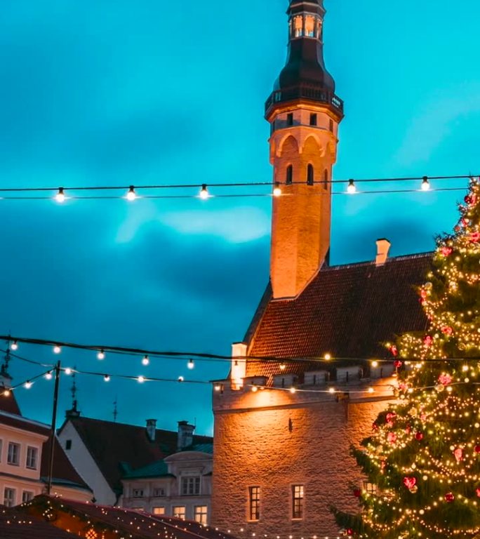 爱沙尼亚塔林。市政厅广场传统圣诞市场的延时摄影。圣诞树和贸易公司。联合国教科文组织