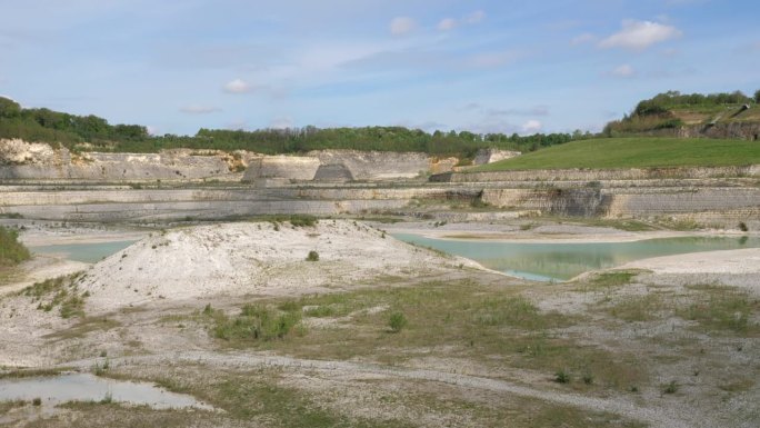 荷兰南林堡废弃的石灰石矿。现在是国家公园。