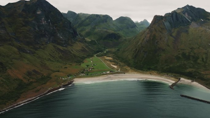 挪威森加岛上广阔宁静的厄斯峡湾海滩的全景航拍