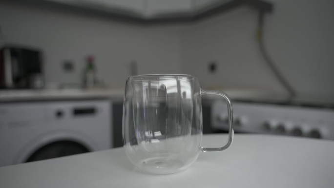 在厨房的双层壁玻璃杯里加点冰，做一杯冰拿铁