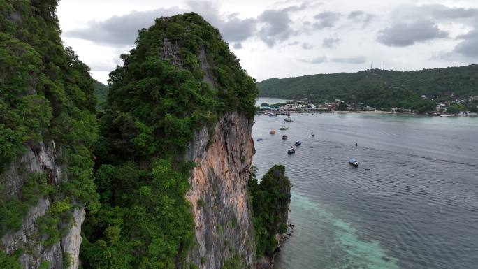 泰国皮皮岛屿海滨快艇自然风光航拍