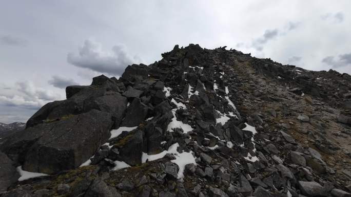 FPV穿越机 航拍高原山川湖泊 山脊飞行