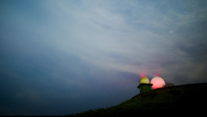 从山顶眺望夜空。天线罩发出迷人的光芒。