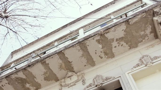 阿根廷布宜诺斯艾利斯一幢老房子阳台上破旧易碎的灰泥墙。
