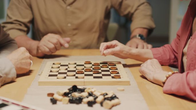 退休老人一起下跳棋