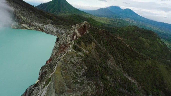 鸟瞰图山石纹理山脊火山口海池湖雾雾岩山谷