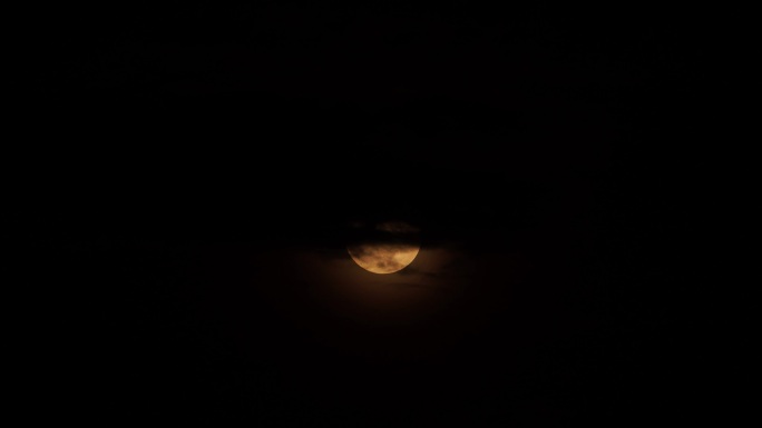 月亮穿过云朵升起来乌云月亮十五中秋节圆月