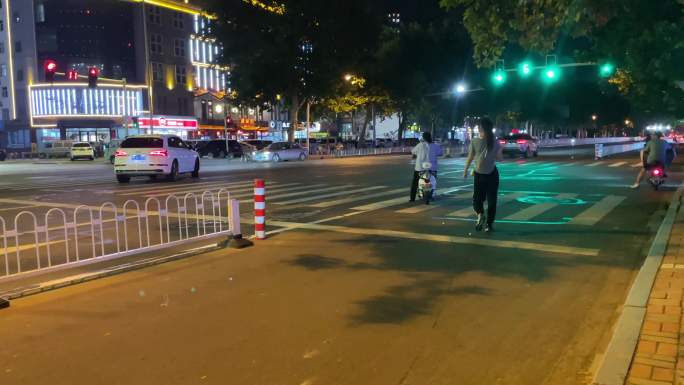 城市夜晚马路十字路口行人汽车马路边路人