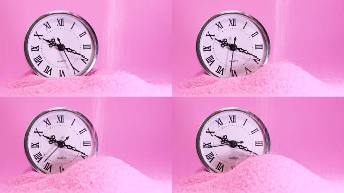 粉色沙滩上的时钟