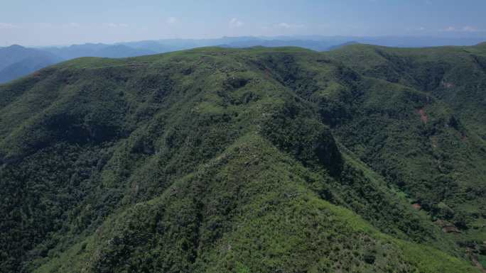 从青山顶上飞过看见湖面