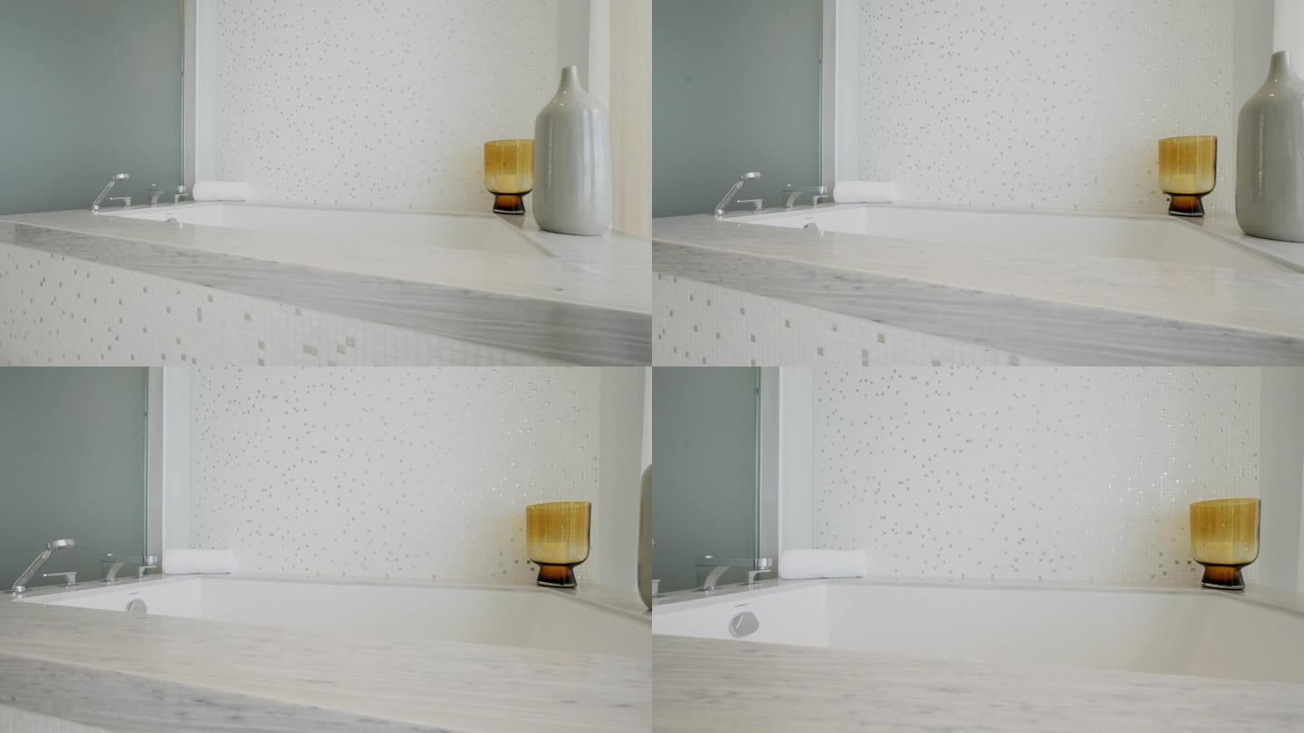 现代浴室，白色宽敞的浴缸，大理石和浅色马赛克瓷砖装饰。风格，舒适和内饰的概念