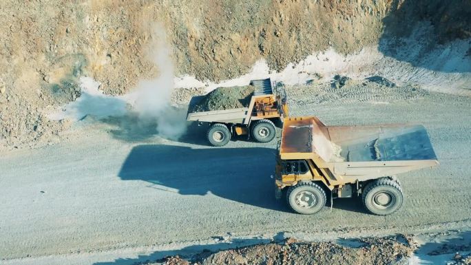铜矿采石场路上有两辆卡车在行驶