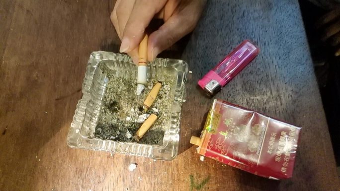 烟灰缸上的香烟抽了一半的香烟离开半支烟
