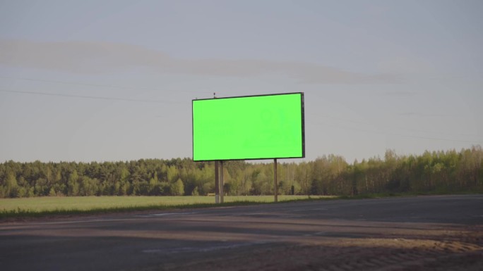 绿色镀铬的广告牌矗立在高速公路的路边