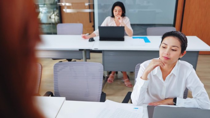 女商人在办公室用白板主持与经理的商务会议。统计、图表。数字企业家致力于电子商务项目。