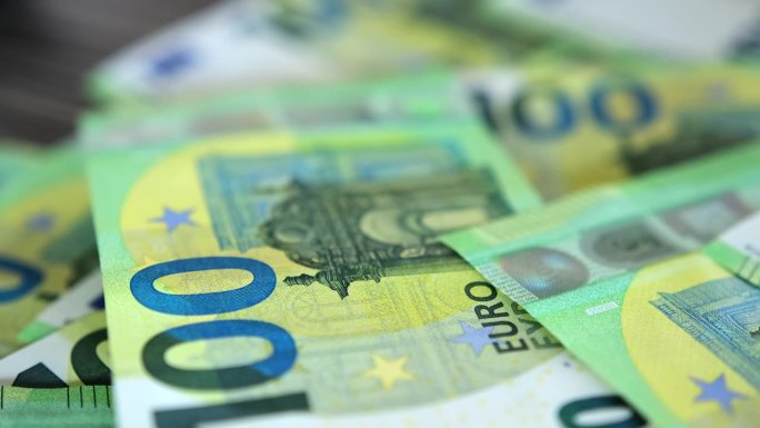 慢镜头特写100欧元纸币。设想经济上的成功。