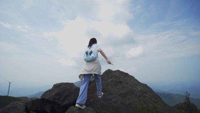 青春女性休闲活力青春旅行徒步登山攀登