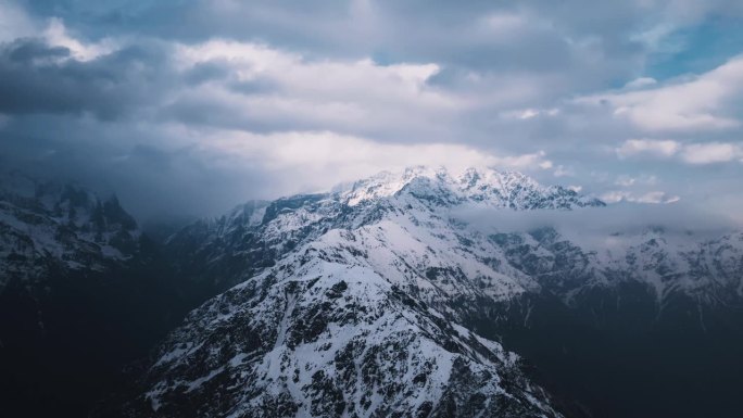 在一个阴沉的日子里，白雪皑皑的山峰