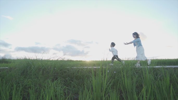 妈妈追逐小孩嬉戏打闹做游戏陪伴孩子成长