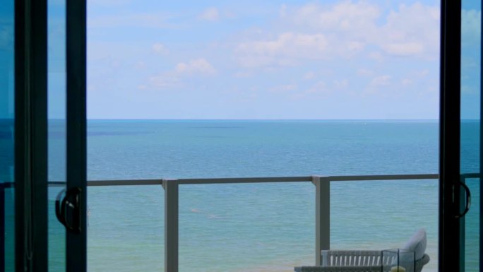 壮观的景色在海洋天际线通过全景窗口壮丽的公寓与夏季露台在迈阿密。南佛罗里达豪华度假胜地的夏日蓝天