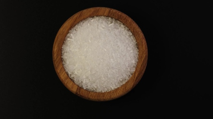 味精，木碗味精粉，俯视图。中国盐，食品添加剂E621用于食品工业。第五味，鲜味。适口性增强剂。椭圆形