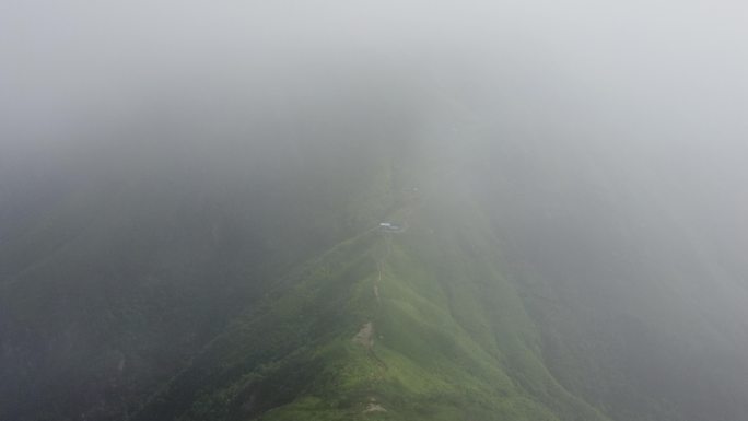 航拍云雾中的山脉