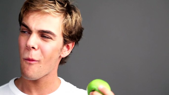 健康的人吃青苹果