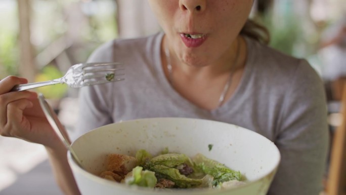 吃蔬菜沙拉视频素材素食主义者吃素