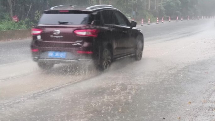 公路暴雨倾盆滂沱大雨乡村公路雨景农村下雨