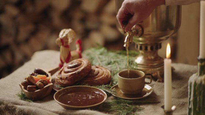 老俄罗斯或乌克兰村庄的晚茶时间，茶炊里的热凉茶，倒饮料