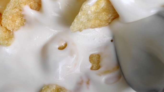 金属勺子混合干全谷物玉米片乳制品酸奶早餐健康食品特写宏观