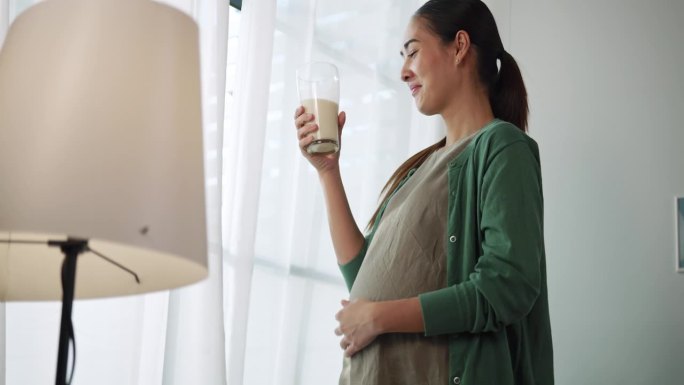 亚洲孕妇为了自己和胎儿的健康而喝牛奶。