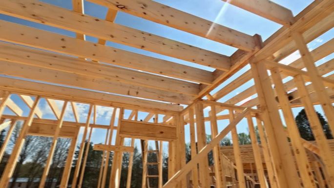 在建的新房子需要安装木梁作为内部框架支撑