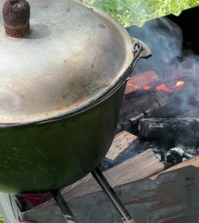 在河边的户外生火做饭