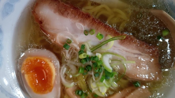 北海道招牌菜盐热面咸味拉面配浓肉汤和红烧肉片俯视图运动