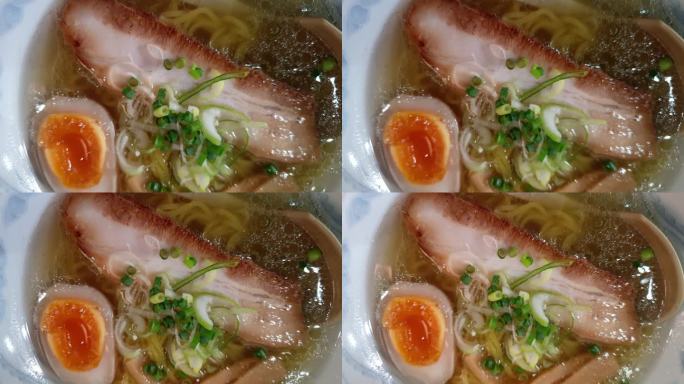 北海道招牌菜盐热面咸味拉面配浓肉汤和红烧肉片俯视图运动