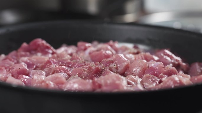 用锅子煎猪肉时磨辣椒的慢动作