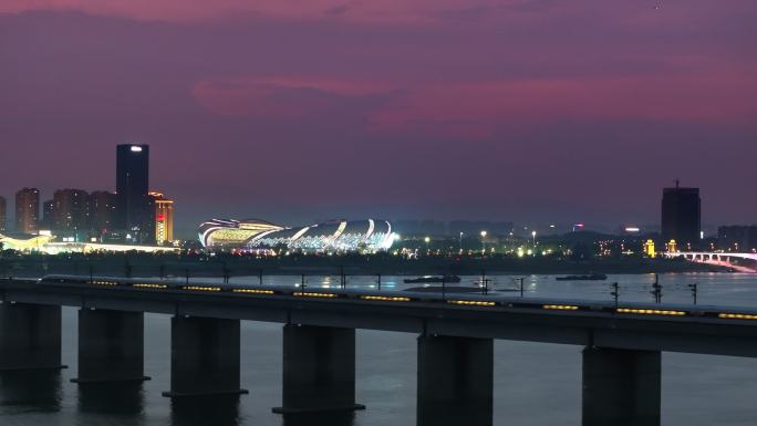 高铁穿过城市夜景航拍