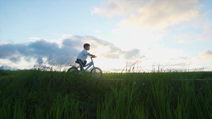 小孩子骑自行车唯美清新文艺视频快乐童年